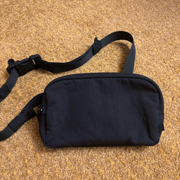 Lululemon Mini Belt Bag - Black (0.7L) - Picture 1 of 3